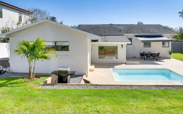 Lakeland Retreat w/ Private Pool & Yard Games!