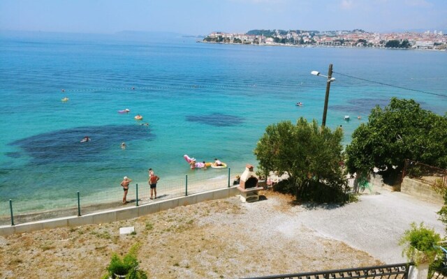 A2 Beachfront apt With big Terrace and sea View