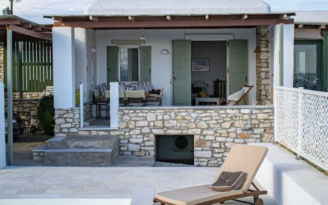 "villa for 6 Guests With Private Pool! In Agia Irini - Walking Distance to Beach!"