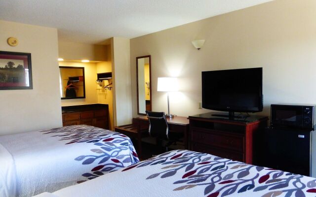 Red Roof Inn & Suites Calhoun