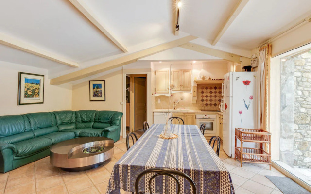 Large holiday home in Vaison-La-Romaine with garden