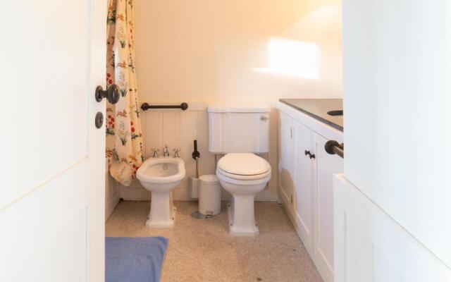 Liiiving in Moledo Historical Pool Villa