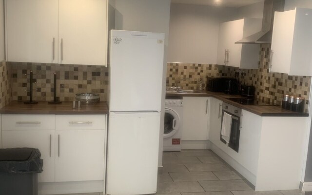 Remarkable 1 Bed Apartment In Southampton