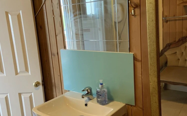 Economical 2BR Small Furnished Annex-high Wycombe