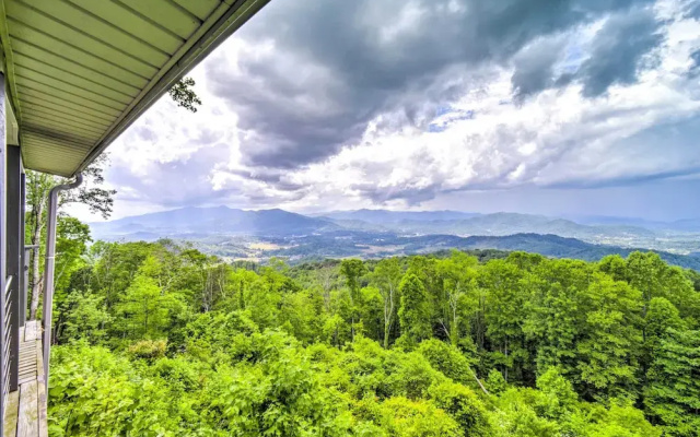 Mtn Treehouse w/ Fire Pit, Breathtaking Views