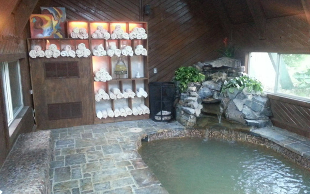Twin Peaks Lodge & Hot Springs