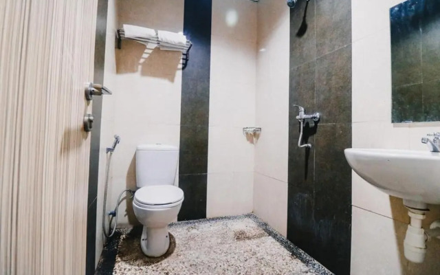 RedDoorz Plus near Sultan Hasanuddin Airport