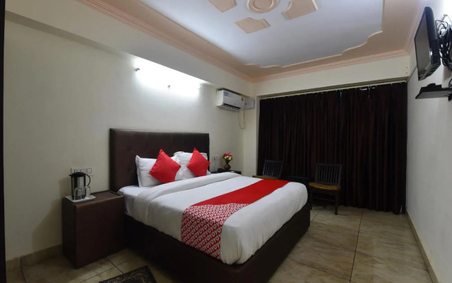 OYO 28555 Sandalee Comforts