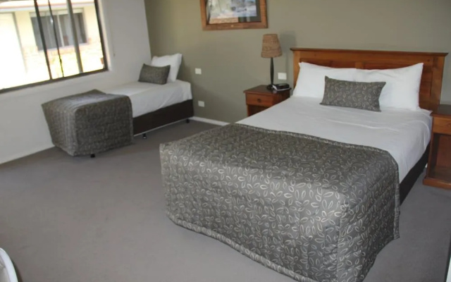 Saltbush Motor Inn – Guest Rooms – Hay