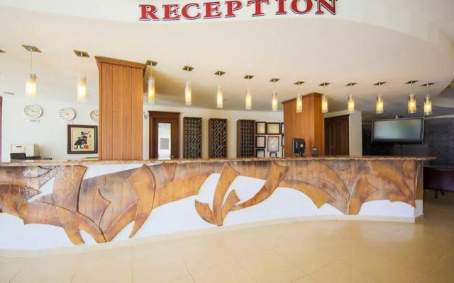 May Garden Club Hotel