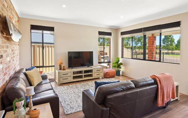 The Links - fairway views, walk to town, air-con