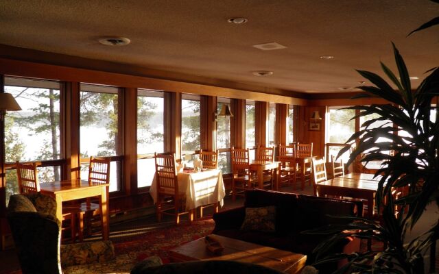 Westwind Inn on the Lake
