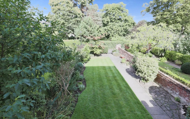 Stunning 4 Bed Semi-detached Home With Ample Space