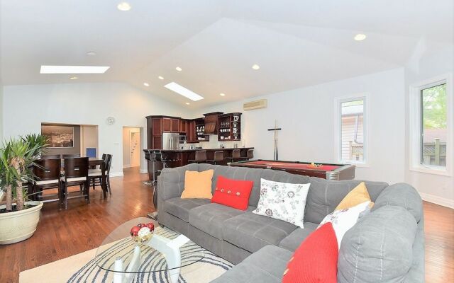 Lavish 4BR House with Ravine Backyard