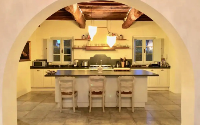 Villa Near Cortona With Pool & Countryside Views