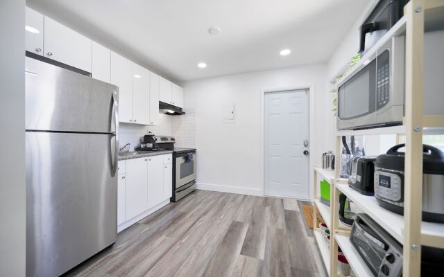 Jungle Getaway Wynwood Massage shower BBQ Patio