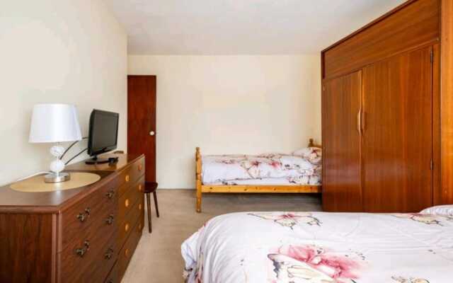 3BR House/garden/patio/7 Guests/fireplace/parking