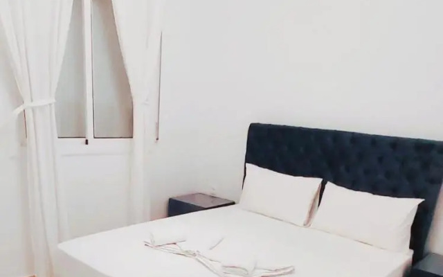 Piso céntrico y a pie de playa.