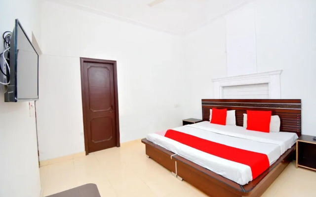 OYO 40005 Corner House