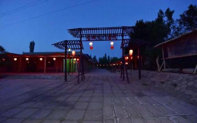 Dunhuang Long Men Inn