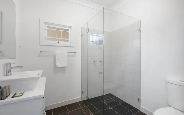 Bright 3-bed With Garden by Banks Street Reserve