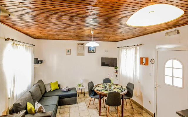 Three-Bedroom Holiday home with Sea View in Praznica