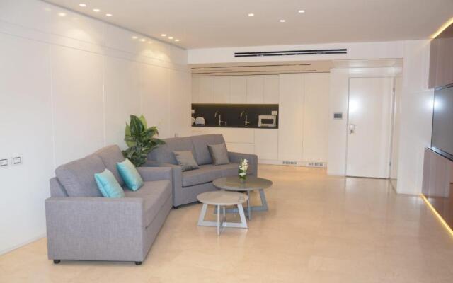 Renovated 3 Bedroom - Residence with Pool next the Beach