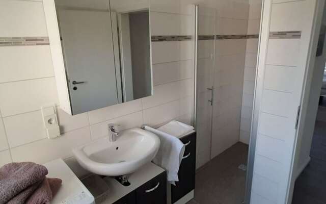 Claudia Modern Retreat