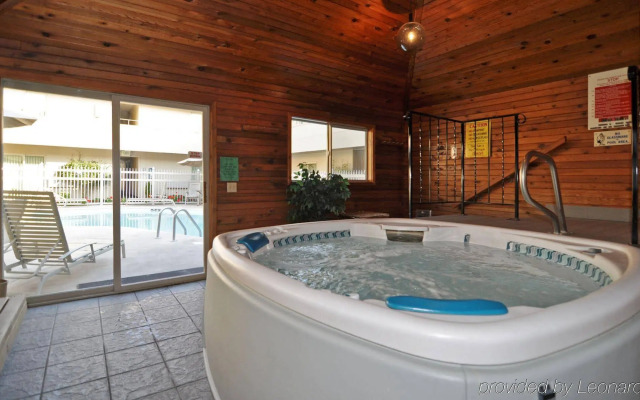 RiverTree Inn & Suites