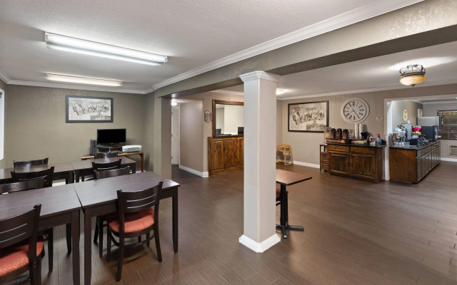 Super 8 by Wyndham Temple S. General Bruce