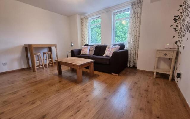Lovely 2 Bedroom Apartment With Private Parking