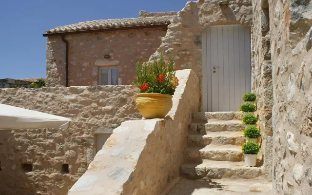 To Karavi Guesthouse