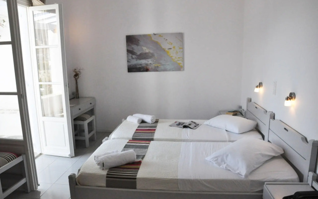Akrotiri Hotel