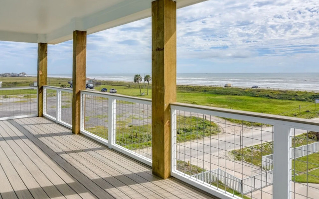 Steps to Beach: Vibrant House in Galveston!