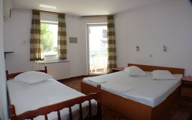 Hotel Hilde Yellow House