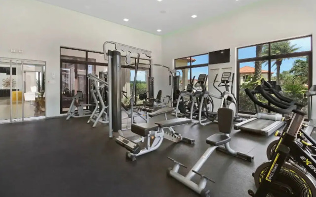 NEW Modern 1BR 1BA Gold Coast Pool GYM Tennis
