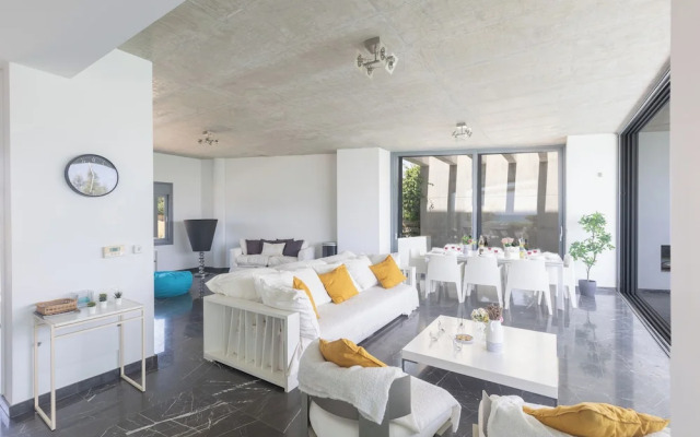 Protaras Holiday Villa El34 - Seafront Villa