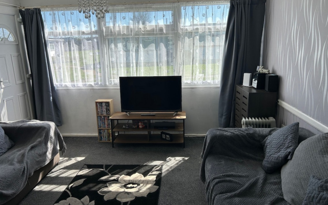 2-bed Seaside Retreat - Sleeps 5 & Parking