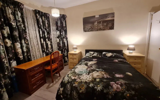 House-sleeps4-parking-garden