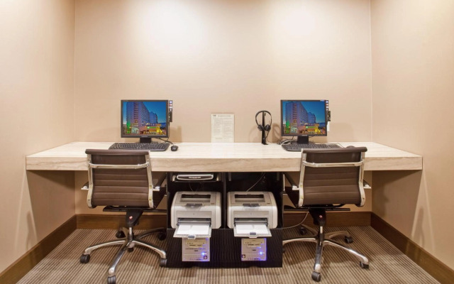 Holiday Inn Vancouver Centre by IHG