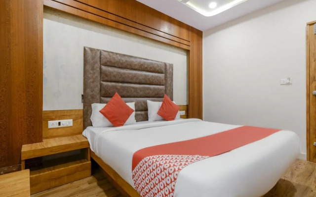 OYO 70998 Hotel Safari Inn