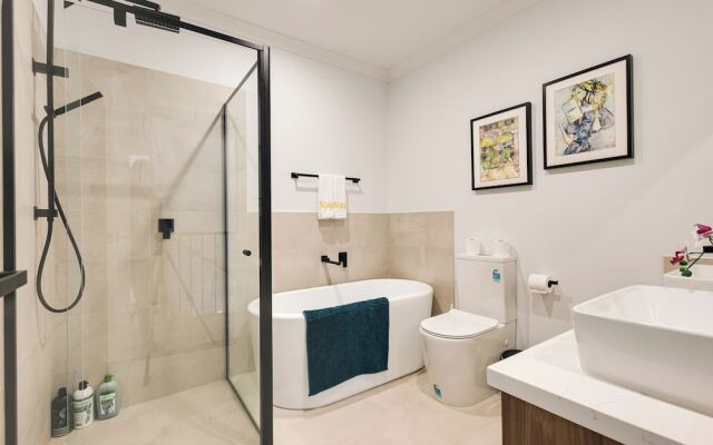 StayAU Stylish 4BR Home Ringwood