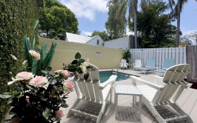 New Rose Retreat - Pool Parking