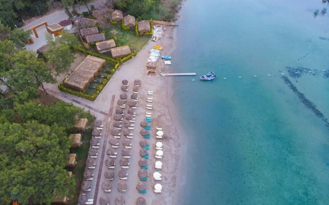 Green Pine Beach & Bungalows