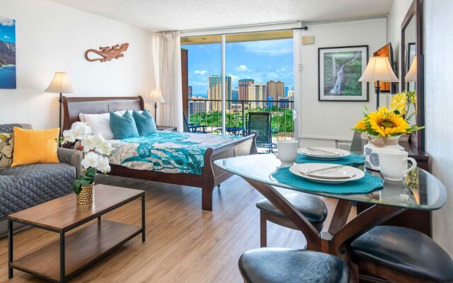 Marine Surf Waikiki w/ Beach Gear & Parking!