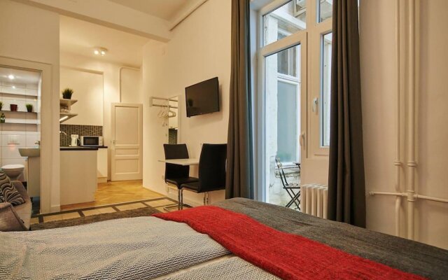 Super Central Studio Apartment - With Balcony