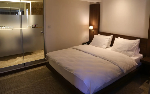 TN & CO Hotel