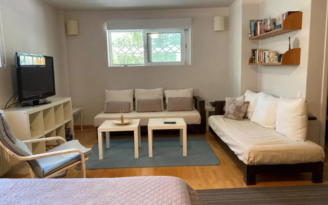 Bright, Cosy Studio close to Glyfada Beach & Center