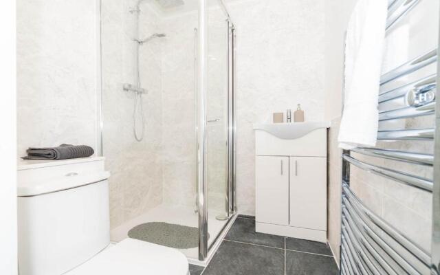 Stylish, modern 3 bedroom townhouse with parking