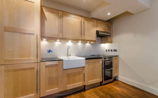 Delightful 2 Bed Garden Flat in Earl's Court